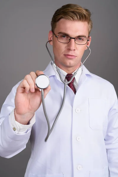 Genç yakışıklı adam doktor gri adam karşı sarışın saçlı — Stok fotoğraf