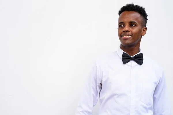 Joven hombre de negocios africano guapo con pajarita contra blanco —  Fotos de Stock