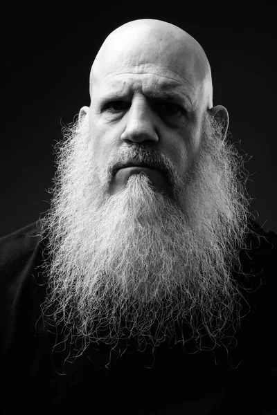 Preto e branco retrato de maduro careca homem com longo barba — Fotografia de Stock