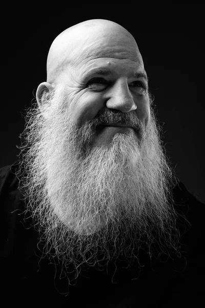 Ritratto in bianco e nero di uomo maturo calvo con barba lunga — Foto Stock