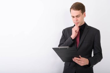 Beyaz arka plan karşı takım elbise genç yakışıklı işadamı