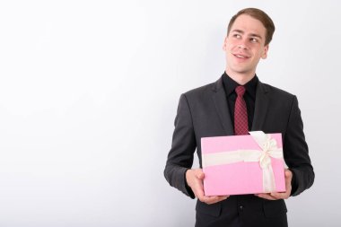 Beyaz arka plan karşı takım elbise genç yakışıklı işadamı