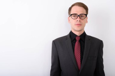 Beyaz arka plan karşı takım elbise genç yakışıklı işadamı