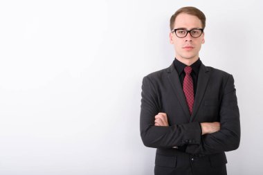 Beyaz arka plan karşı takım elbise genç yakışıklı işadamı