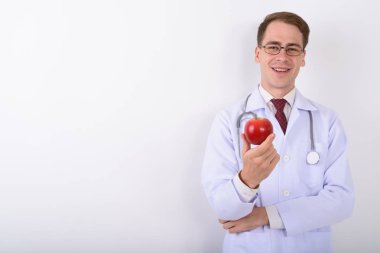 Genç yakışıklı doktor beyaz backg karşı gözlük takan adam