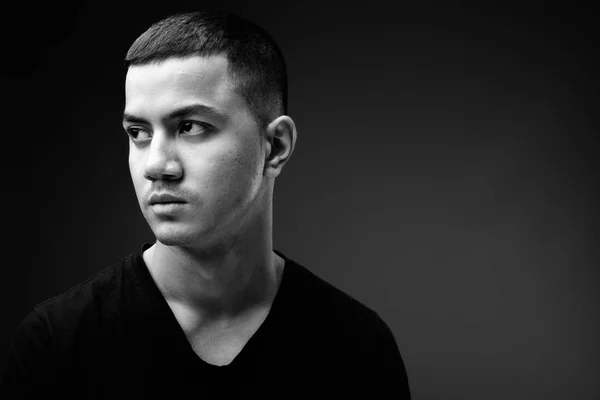 Siyah ve beyaz siyah arka plan siyah gömlek giymiş genç çok etnik gruptan oluşan Asya adam stüdyo çekim