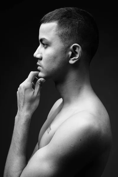 Giovane multi-etnico asiatico uomo senza maglietta in bianco e nero — Foto Stock