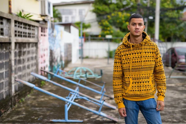 Jeune homme asiatique multi-ethnique dans les rues à l'extérieur — Photo