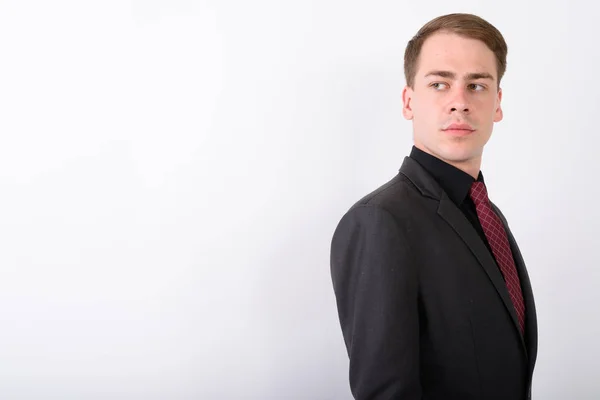 Junger gutaussehender Geschäftsmann im Anzug vor weißem Hintergrund — Stockfoto