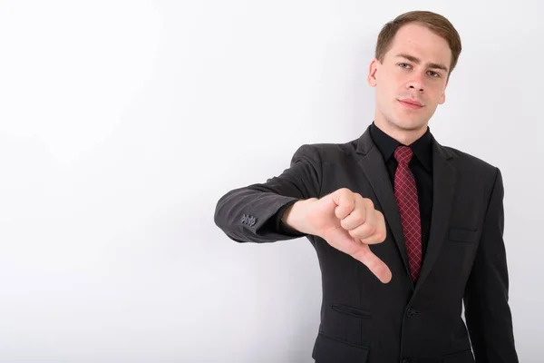 Joven hombre de negocios guapo usando traje contra fondo blanco — Foto de Stock