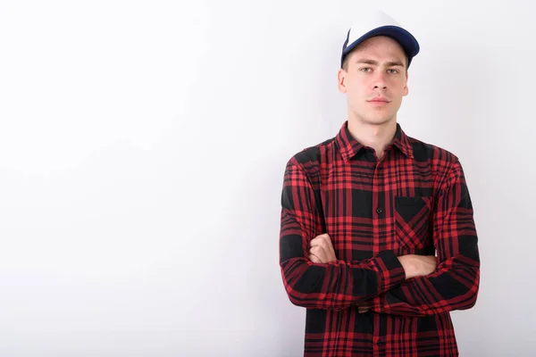 Jovem homem bonito usando boné de beisebol e camisa quadriculada vermelha — Fotografia de Stock