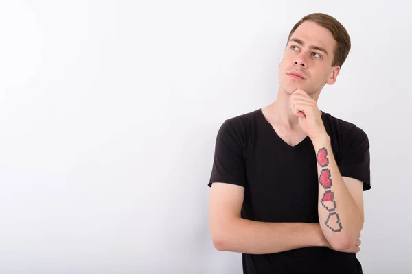 Joven hombre guapo sobre fondo blanco — Foto de Stock