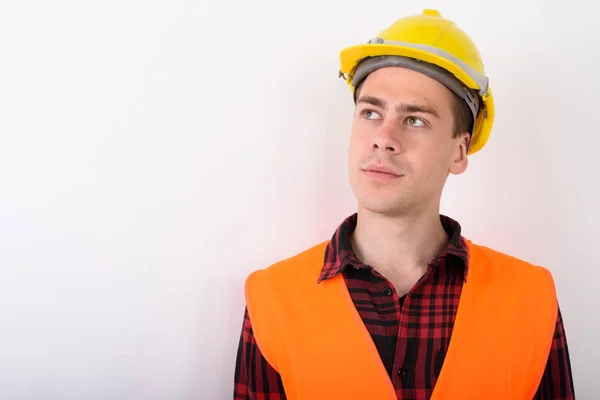 Joven hombre guapo trabajador de la construcción contra fondo blanco —  Fotos de Stock