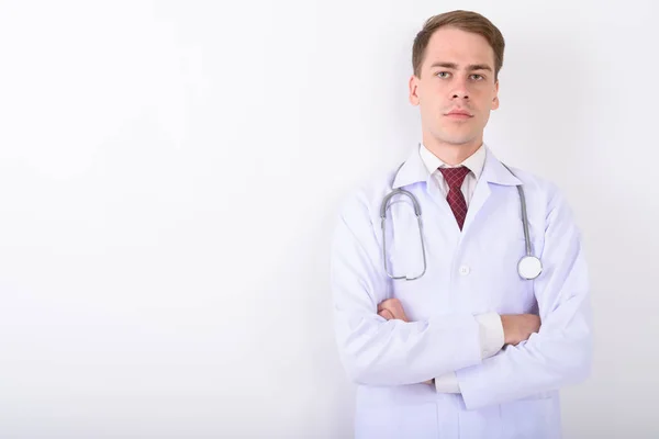 Jovem bonito homem médico contra fundo branco — Fotografia de Stock