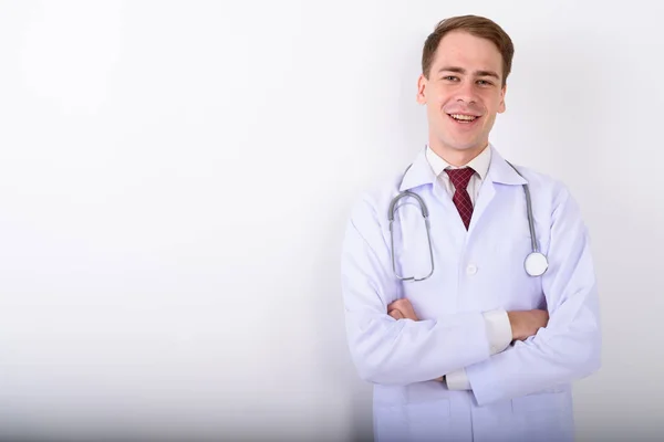 Молодой красивый мужчина врач на белом фоне — стоковое фото