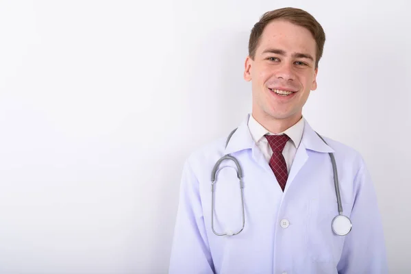 Jovem bonito homem médico contra fundo branco — Fotografia de Stock