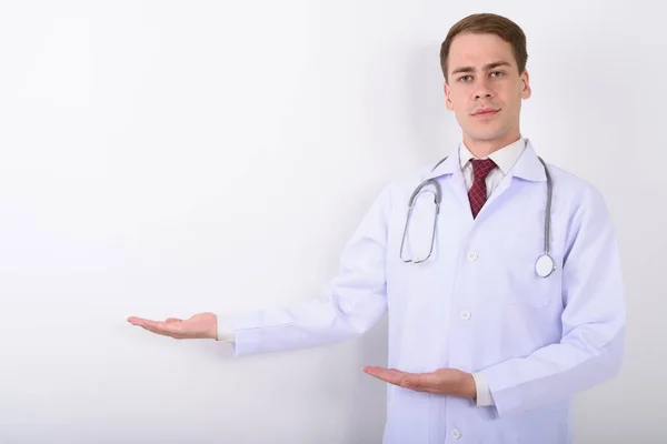 Jovem bonito homem médico contra fundo branco — Fotografia de Stock