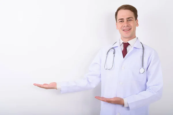 Jovem bonito homem médico contra fundo branco — Fotografia de Stock