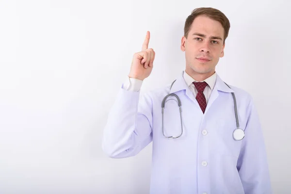 Joven hombre guapo médico contra fondo blanco —  Fotos de Stock