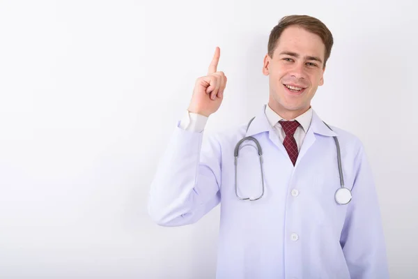 Jovem bonito homem médico contra fundo branco — Fotografia de Stock