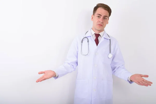 Mladý pohledný muž lékař proti bílým pozadím — Stock fotografie