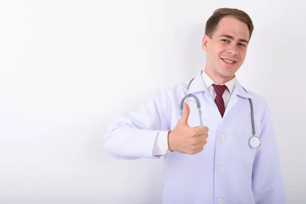 Junger schöner Mann Arzt vor weißem Hintergrund — Stockfoto