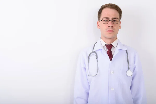 Молодой красивый мужчина доктор в очках против белого рюкзака — стоковое фото