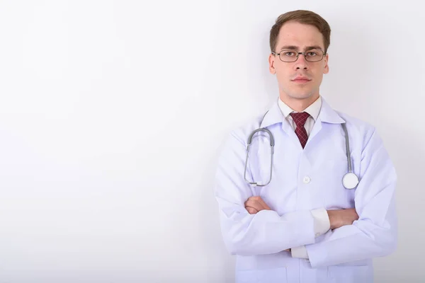 Jovem bonito homem médico vestindo óculos contra branco backg — Fotografia de Stock