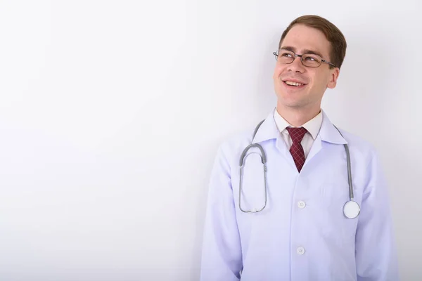 Jeune homme beau médecin portant des lunettes contre le dos blanc — Photo