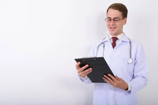 Jonge knappe man arts dragen van bril tegen witte backg — Stockfoto
