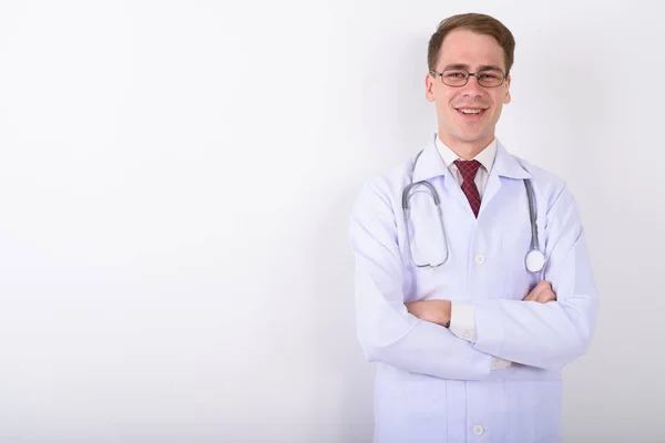 Jóképű fiatalember orvos visel szemüveget fehér főleg CIG ellen — Stock Fotó