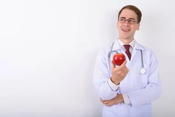 Jeune homme beau médecin portant des lunettes contre le dos blanc — Photo