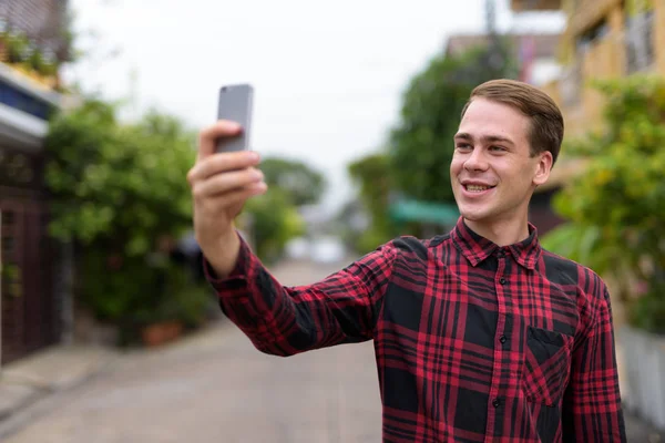 Ο άνθρωπος λήψη selfie σε εξωτερικούς χώρους — Φωτογραφία Αρχείου