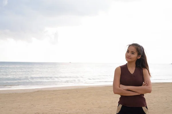 Unga vackra asiatiska turist kvinna njuta av semester — Stockfoto