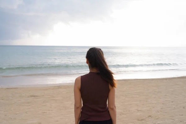 Jonge mooie Aziatische toeristische vrouw genieten van vakantie — Stockfoto