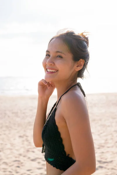 Молодих красивих азіатських туристичних жінка насолоджуватися відпустку — стокове фото