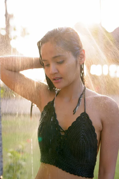Jeune belle asiatique touriste femme prendre douche — Photo
