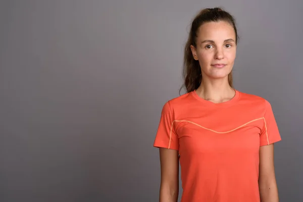 Giovane bella donna con lunghi capelli biondi pronti per la palestra contro — Foto Stock