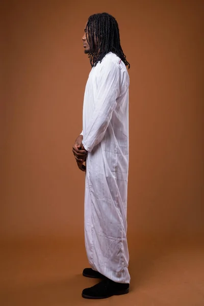 Jovem e bonito homem africano vestindo roupas tradicionais — Fotografia de Stock