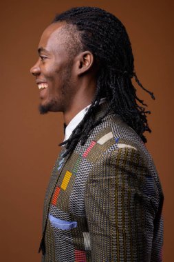 Genç yakışıklı Afrika işadamı kahverengi zemin karşı