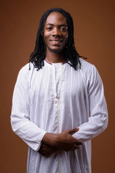Fiatal csinos afrikai férfi hagyományos ruhát visel — Stock Fotó