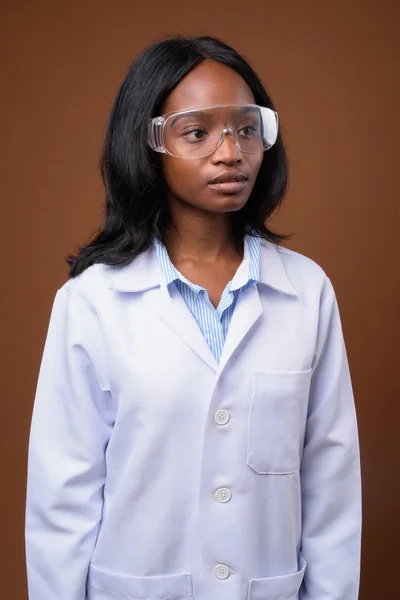 Mladá krásná African Zulu žena doktor nosí ochranné gla — Stock fotografie
