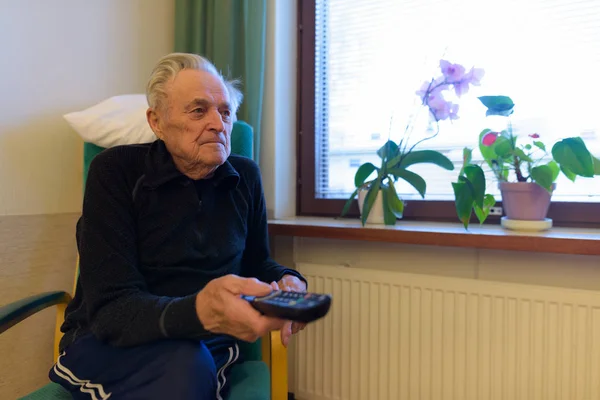 Senior man ontspannen bij verpleeghuis in Turku, Finland — Stockfoto