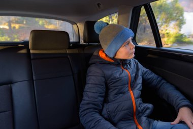 Genç yakışıklı çocuk yol yolculuk için hazır