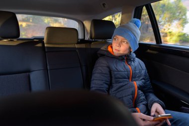 Genç yakışıklı çocuk yol yolculuk için hazır