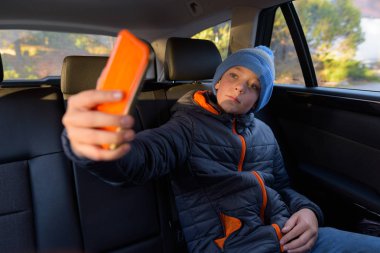 Genç yakışıklı çocuk yol yolculuk için hazır