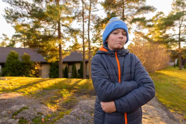 Pohledný mladík utíká s přírodou — Stock fotografie