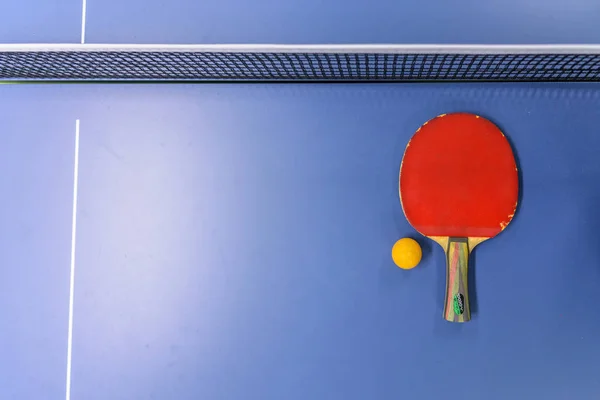 Высокий вид на ракетку и мяч для настольного тенниса — стоковое фото