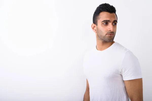 Junge hübsche indische Mann vor weißem Hintergrund — Stockfoto