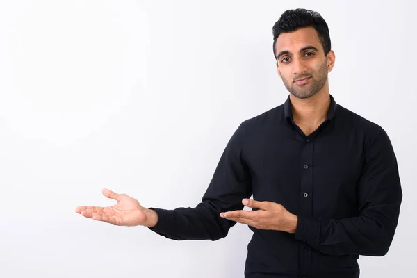Jonge knappe Indiase zakenman tegen witte achtergrond — Stockfoto